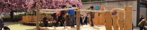 Inrichting van groene schoolpleinen met houten vlonders.