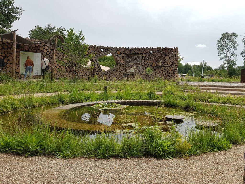 Wilde weelde stad plein op de floriade met vijver.